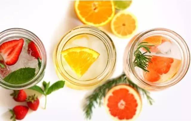 水果茶火了，才不是切片柠檬放颗草莓这么简单，收好这份实用手册