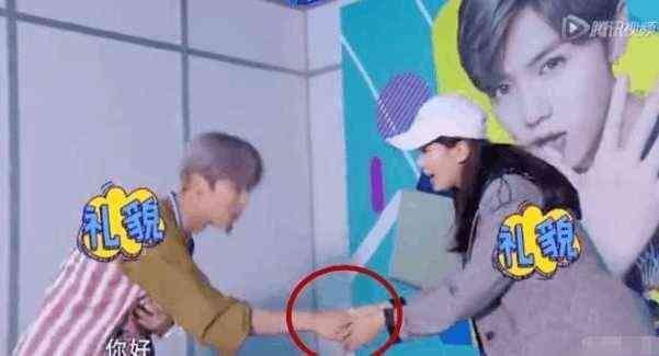 约吧大明星鹿晗乔欣给别人化妆,约吧大明星鹿晗谈足球