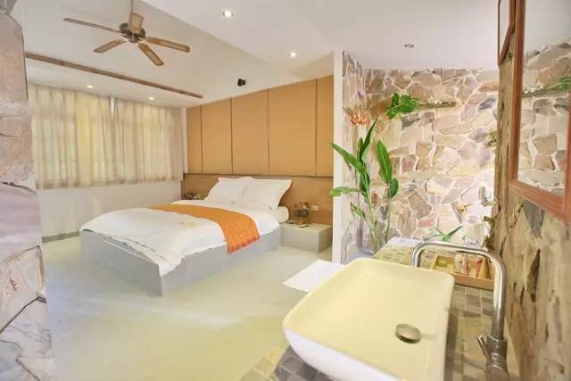 普吉岛“小包总”又火了！撞脸明星的他，用四川美食征服整个海岛