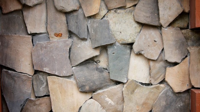 花盆上面铺什么能保持水分,花盆下面怎么垫东西才透气不漏土