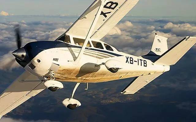 汽车挡风玻璃从外面砸不烂,车挡风玻璃被砸了个点怎么修复