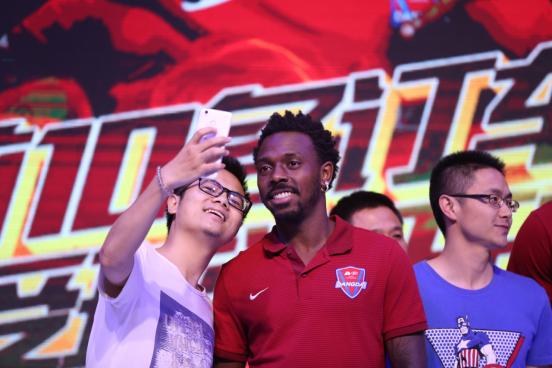 费尔南多现身重庆车展，人气爆棚引球迷尖叫