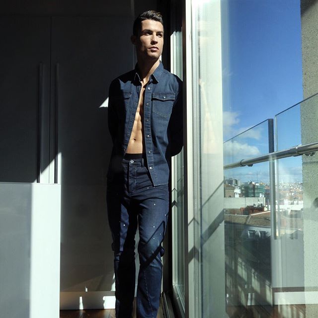 这才是C罗换发型的原因，你和C罗的天命痣在一个地方么？