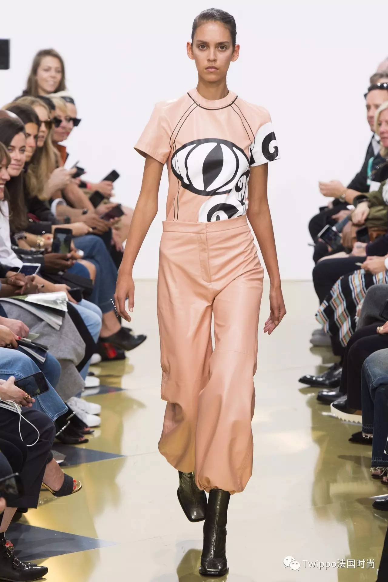 给男人穿蕾丝，被女人各种撩，这个最高颜值设计师有点污