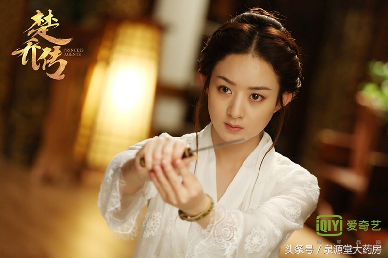 硅胶隐形眼镜容易红血丝,初期戴隐形眼镜会有红血丝