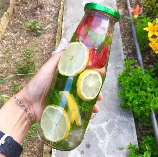 水果茶火了，才不是切片柠檬放颗草莓这么简单，收好这份实用手册