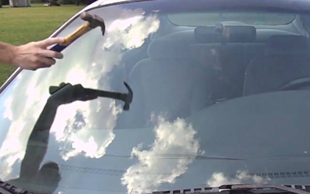 汽车挡风玻璃从外面砸不烂,车挡风玻璃被砸了个点怎么修复