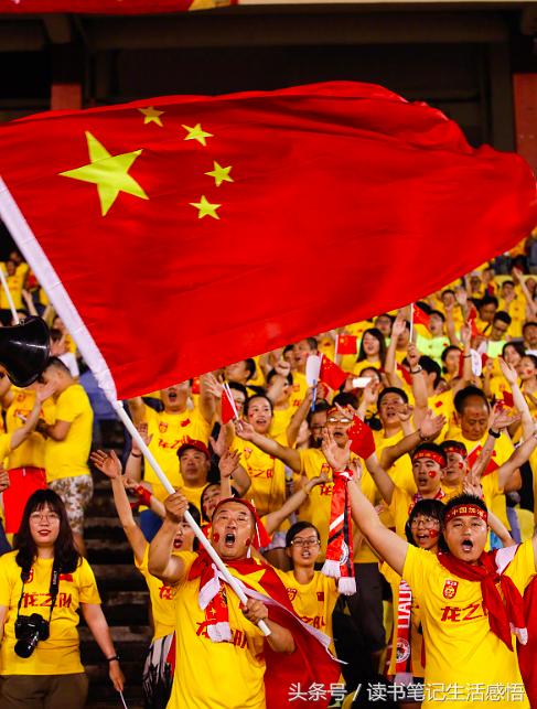 球迷赛后谈国足惨败韩国,看国足失败后的球迷