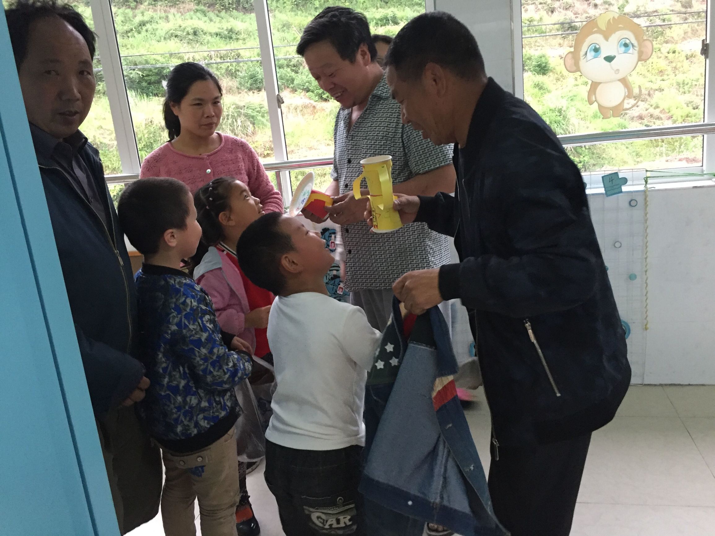 三单乡中心幼儿园：做个奖杯送爸爸