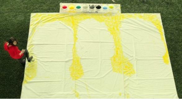 她用足球玩转“脚下生花”，最美画卷顿时呈现令人称奇！