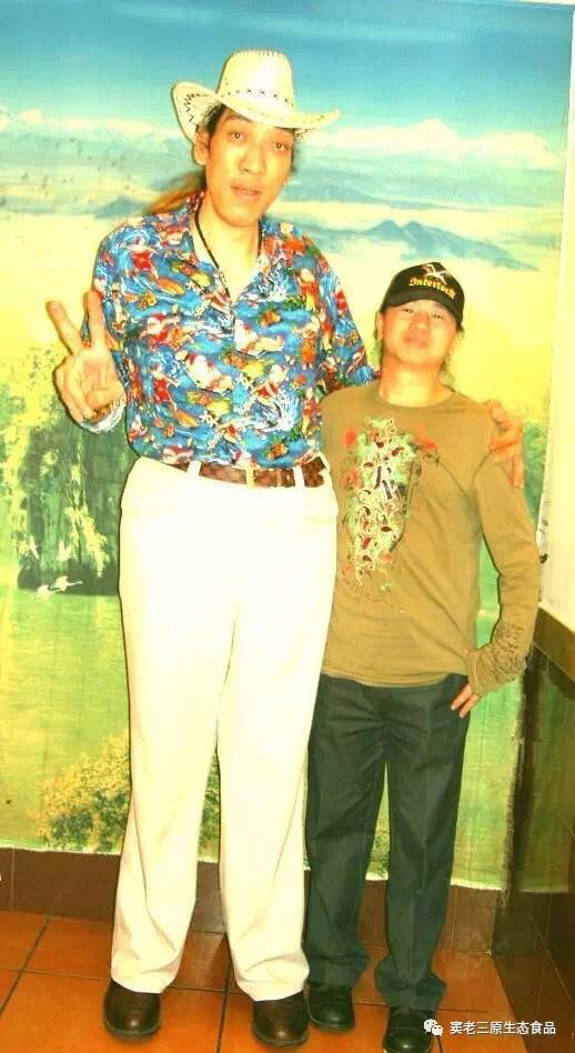 他，身高世界第五如今却已无法站立