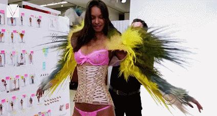 维密超模摔断鞋子又站起来,维密摔倒的模特有哪些