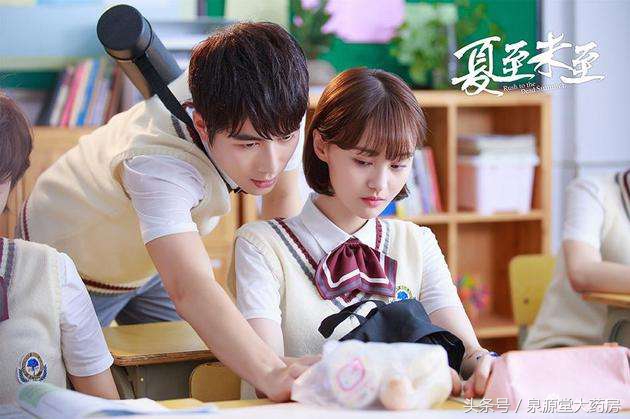 硅胶隐形眼镜容易红血丝,初期戴隐形眼镜会有红血丝