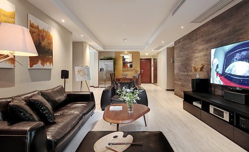 8万半包南京中天铭廷125平米现代三居，原木味道的地板背景墙使得家庭空间更自然生态化