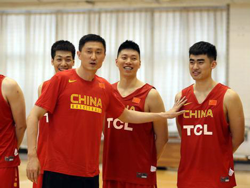 中国男篮胜伊朗杜锋发布会,杜锋李楠红蓝两队阵容