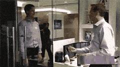 大爷的遮阳工具堪称完美，整体搭配又如此清新脱俗