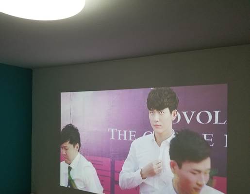 最亮家用投影仪,微鲸投影仪1200流明