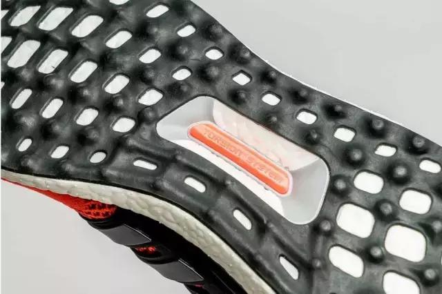 nike和adidas衣服科技,nike和adidas顶级跑鞋对比