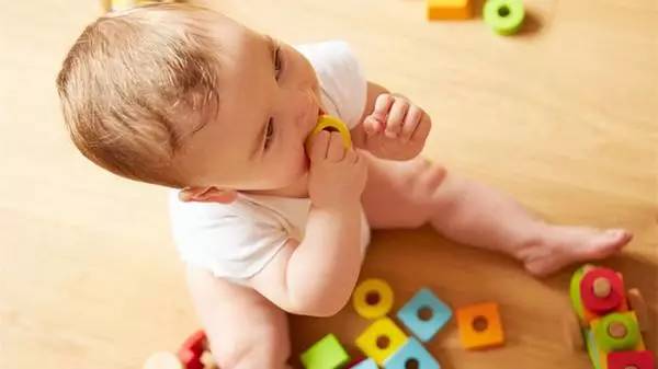 怎么坐改善驼背,宝宝怎么坐起来不伤腰