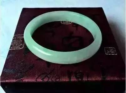 花了600元买的翡翠手镯,5000元的翡翠手镯都会有苍蝇吗