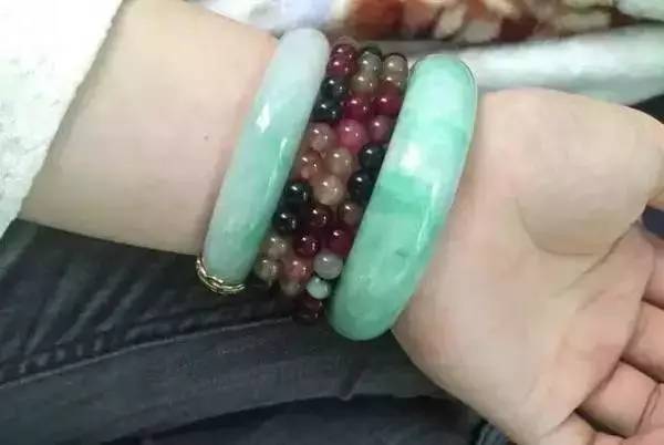 花了600元买的翡翠手镯,5000元的翡翠手镯都会有苍蝇吗