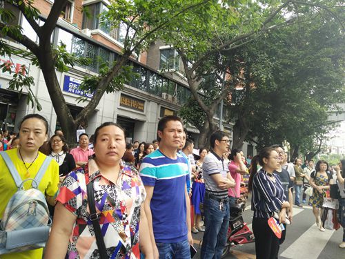 考完“四七九”，马上到绵阳！2017高中自主招生考试现场，一家长说：“娃娃比苍蝇还辛苦！”