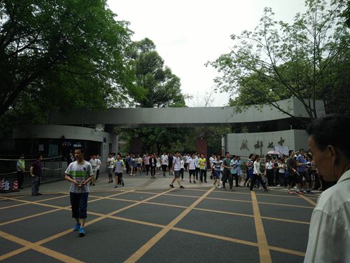 考完“四七九”，马上到绵阳！2017高中自主招生考试现场，一家长说：“娃娃比苍蝇还辛苦！”