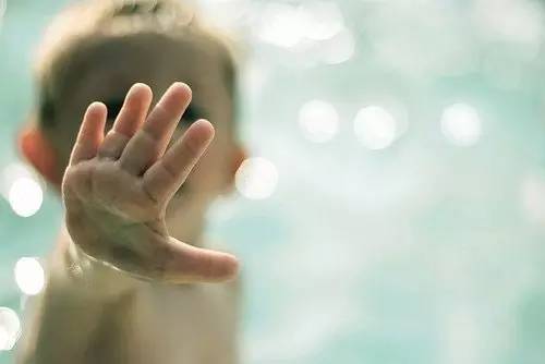 宝宝揪耳朵、踢腿可能是得病了！新手妈妈必看