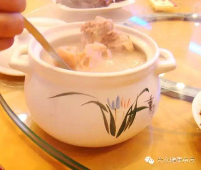 给骨折病人炖大骨头汤,老人骨折能喝骨头汤吗