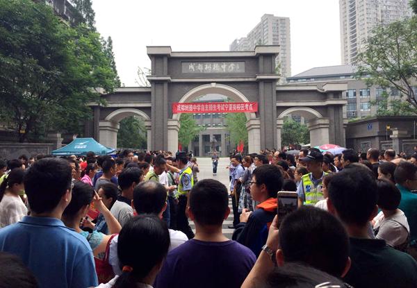 考完“四七九”，马上到绵阳！2017高中自主招生考试现场，一家长说：“娃娃比苍蝇还辛苦！”