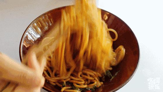 无数旅客的回忆，都停留在晓园路上这一碗碗地道小吃里