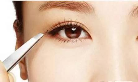 关关变身成美女,关关拿掉眼睛