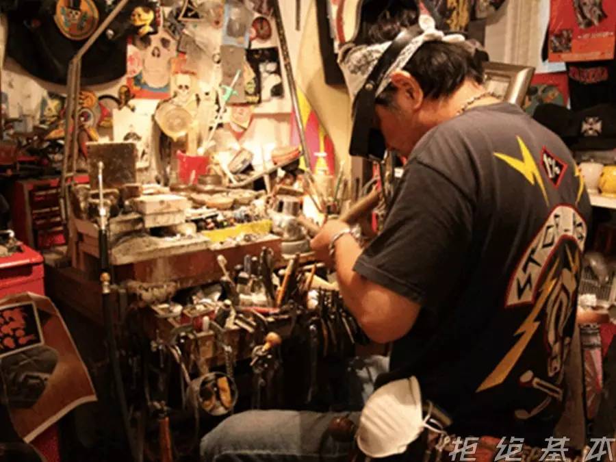 管他是羽毛还是叶子，一块银坨子凭什么比金还贵？