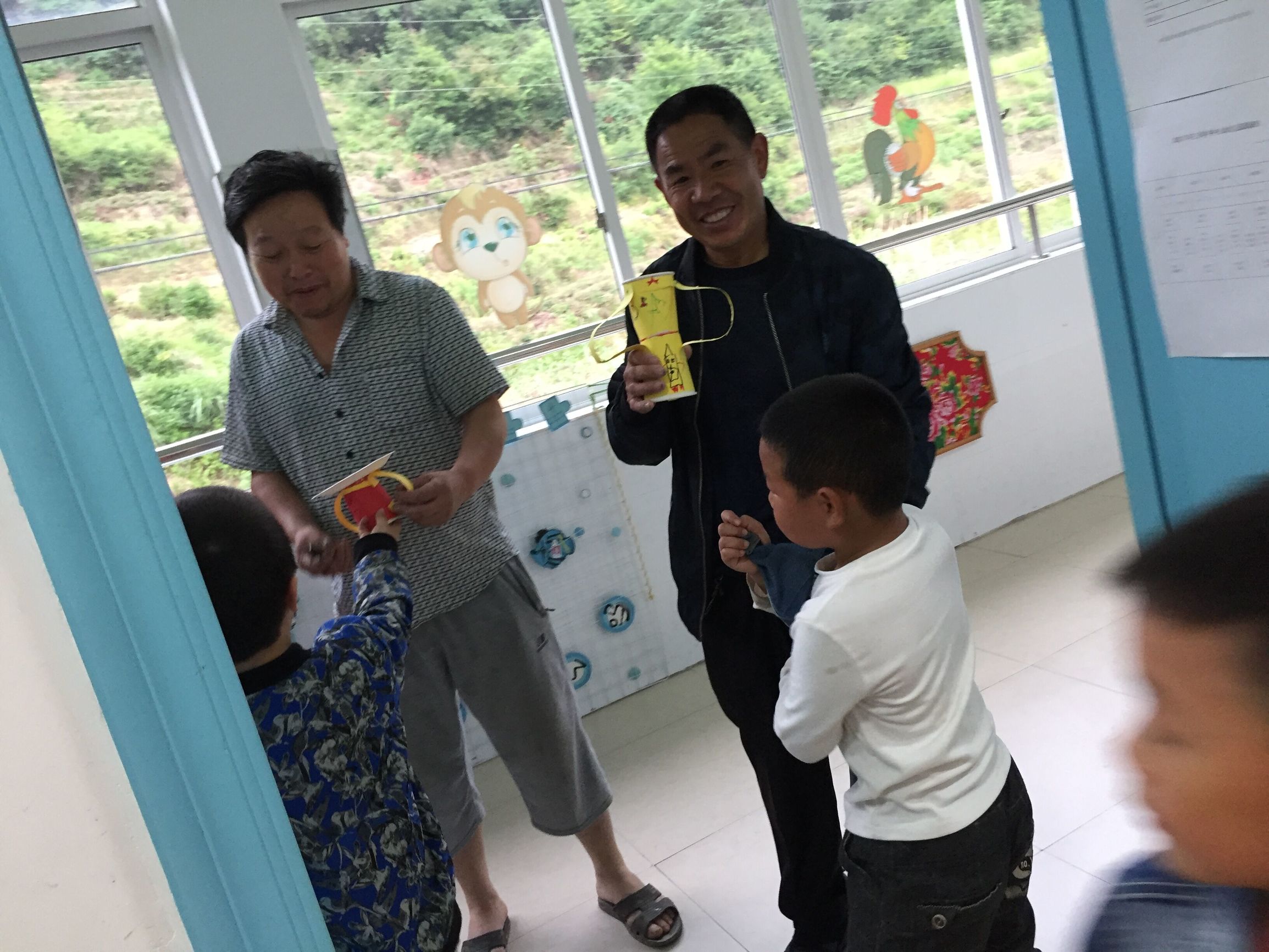 三单乡中心幼儿园：做个奖杯送爸爸