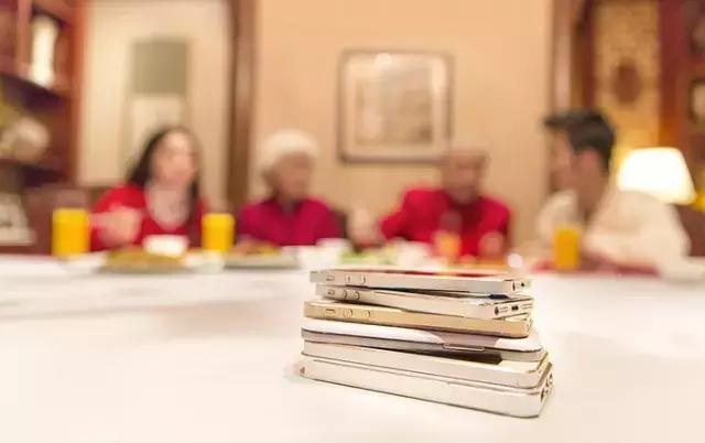 我花了7988给爸爸买了个iPhone7，超过了我一个月的工资