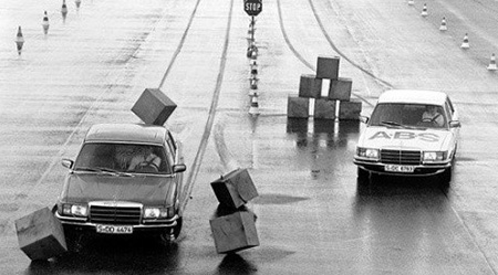有abs摩托车怎么刹车,有abs汽车是不是可以一脚踩死刹车