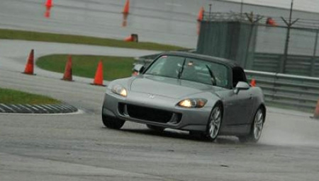 有abs摩托车怎么刹车,有abs汽车是不是可以一脚踩死刹车