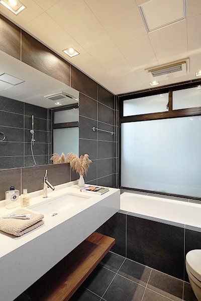 8万半包南京中天铭廷125平米现代三居，原木味道的地板背景墙使得家庭空间更自然生态化