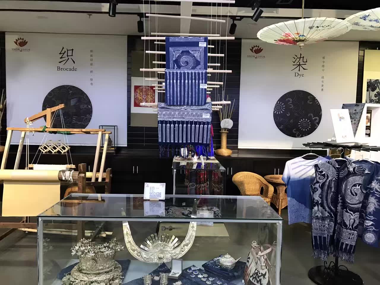 民族人物蜡染画,非遗扎染画