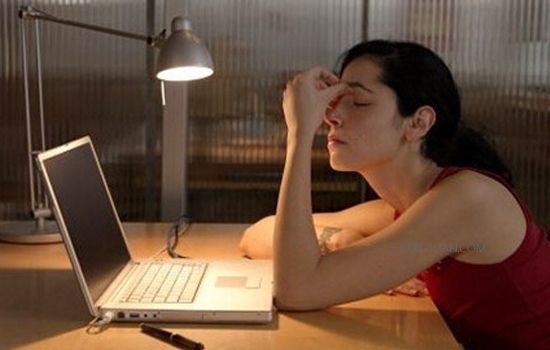 缓解看手机视力劳累用什么眼药水 (经常玩手机用什么眼药水保护视力)