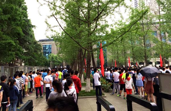 考完“四七九”，马上到绵阳！2017高中自主招生考试现场，一家长说：“娃娃比苍蝇还辛苦！”