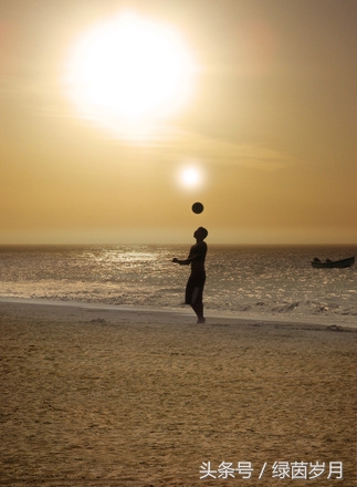 业余足球踢什么球好,怎么踢球才能踢得远