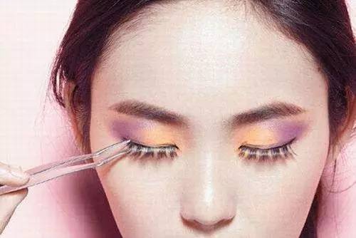 关关变身成美女,关关拿掉眼睛