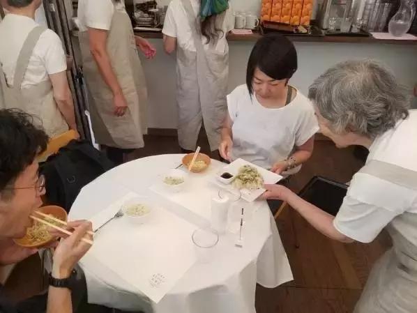 这家餐厅总上错菜却意外走红,这家餐厅经常上错菜却无人投诉