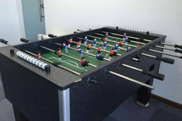 摆张足球桌就以为有所谓的互联网范，说实话这LOW极了