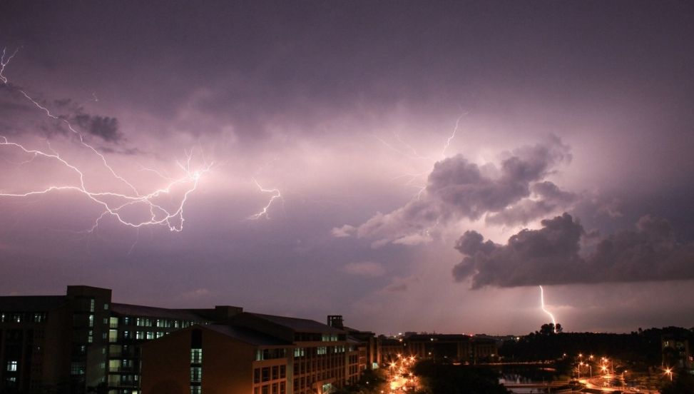 装逼关注安全,雷雨天在家如何降低被雷劈的风险