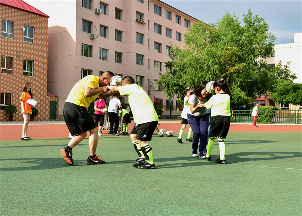 父亲节亲子趣味运动会,幼儿园父亲节足球活动