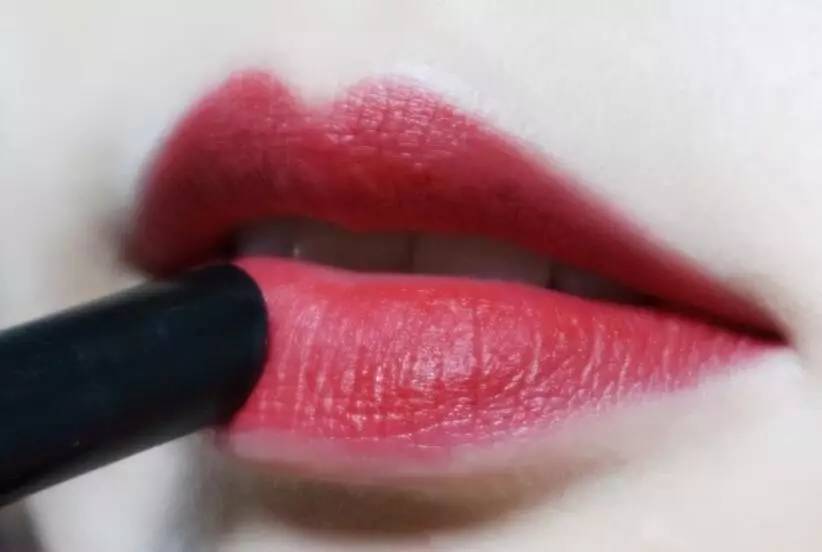 平价滋润款口红试色,平价且超好用的口红伪素颜
