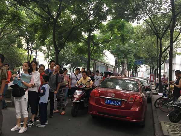 考完“四七九”，马上到绵阳！2017高中自主招生考试现场，一家长说：“娃娃比苍蝇还辛苦！”