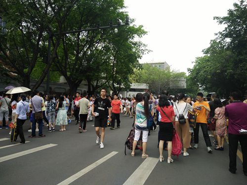 考完“四七九”，马上到绵阳！2017高中自主招生考试现场，一家长说：“娃娃比苍蝇还辛苦！”